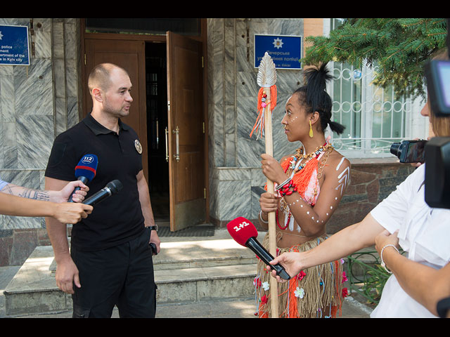 Секстремистка движения FEMEN пришла в киевскую полицию в образе людоеда    