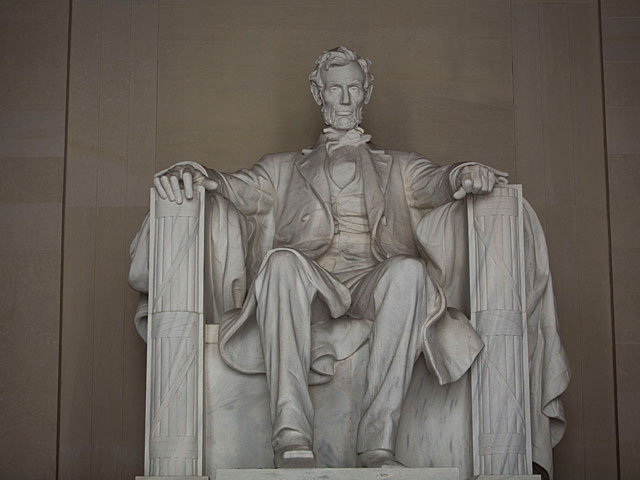 В Вашингтоне вандалы осквернили Мемориал Линкольна    