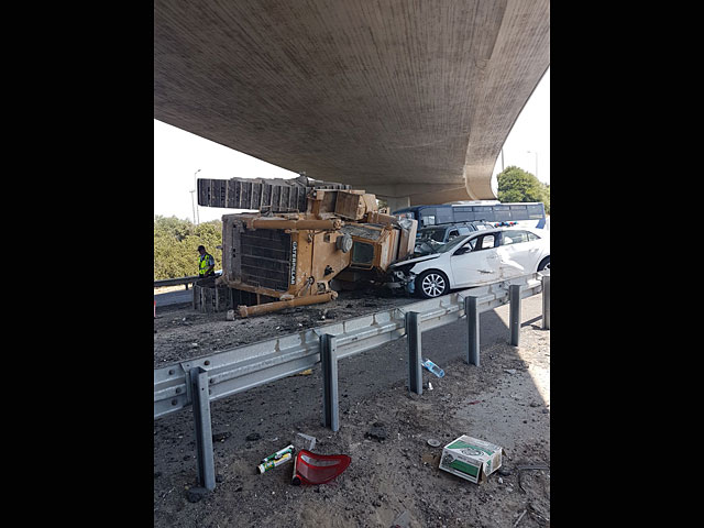 На трассе &#8470;1 трактор задел мост и упал с грузовика    