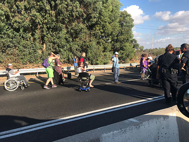 Участники акции протеста инвалидов перекрыли Прибрежное шоссе    