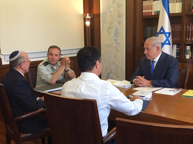 Премьер-министр Биньямин Нетаниягу с главой "Мосада" Йоси Коэном, главой Совета национальной безопасности Меиром Бен-Шабатом и военным секретарём премьер-министра Элиэзером Толедано. Иерусалим, 22 августа 2017 года