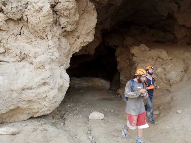 Отряд волонтеров спас пятерых туристов в одной из пещер горы Сдом