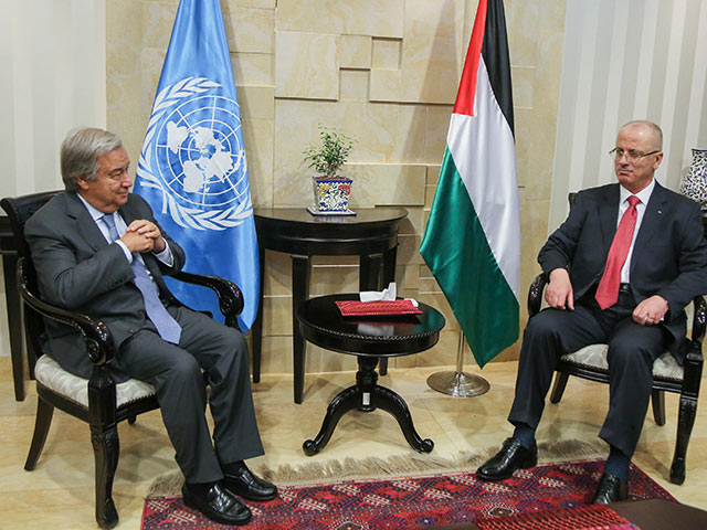  Антониу Гутерриш и  премьер-министр ПНА Рами Хамдалла в Рамалле. 29 августа 2017 года