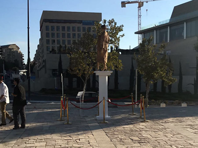     В Иерусалиме снесли "золотую" статую Мирьям Наор