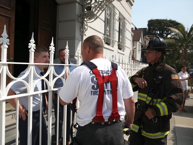 Пожарные около консульства РФ в Сан-Франциско. 1 сентября 2017 года
