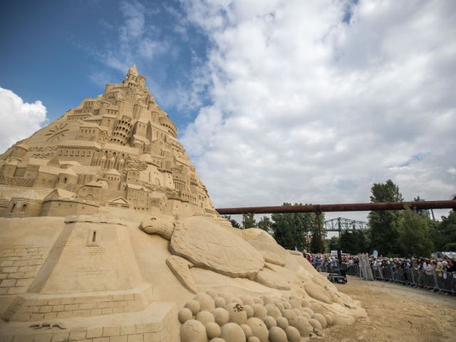 Рекордный замок из песка в Дуйсбурге (Германия). 1 сентября 2017 года