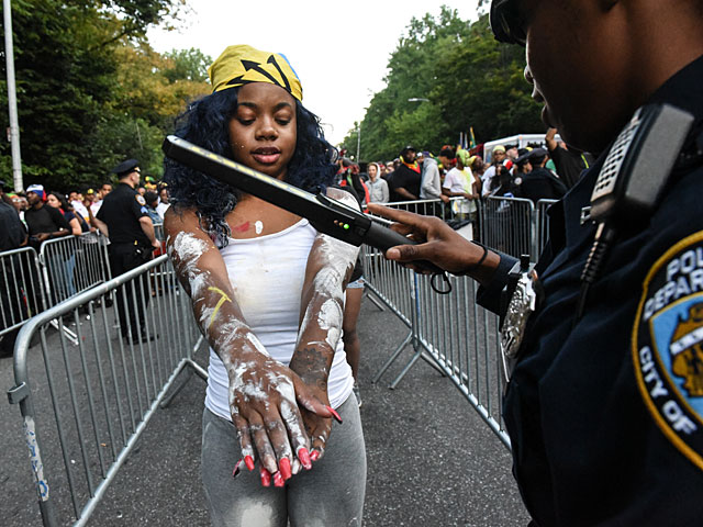 Фестиваль J'ouvert в Бруклине: маскарад под усиленной охраной полиции