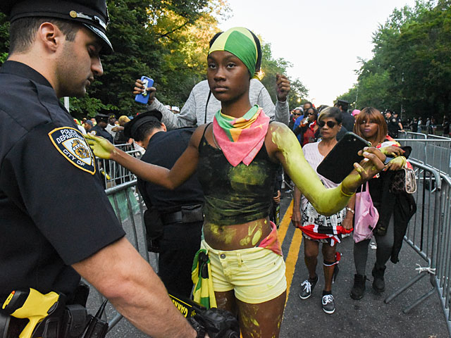 Фестиваль J'ouvert в Бруклине: маскарад под усиленной охраной полиции