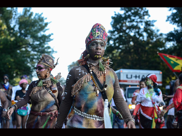 Фестиваль J'ouvert в Бруклине: маскарад под усиленной охраной полиции