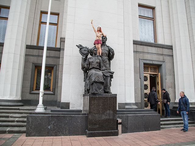 Акция FEMEN около Верховной Рады в Киеве. 5 сентября 2017 года
