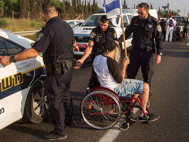Из-за демонстрации инвалидов затруднено движение по шоссе &#8470;1  