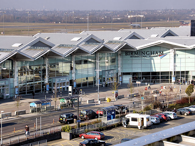В аэропорту Бирмингема арестованы двое британцев, подозреваемых в терроризме    