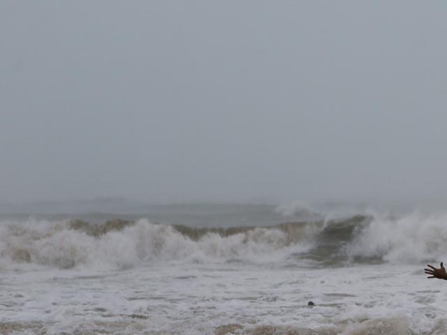 Катаясь на волнах урагана "Ирма", погиб 16-летний серфингист, считавшийся восходящей звездой