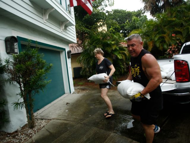 Жители прибрежных районов Флориды укрепляют свои дома перед ураганом