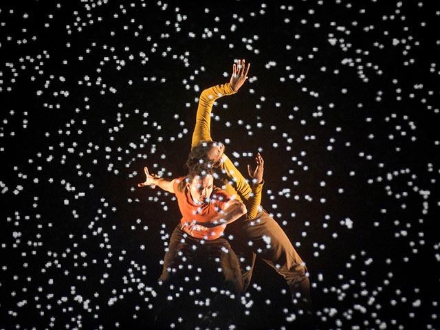 Мурад Мерзуки, руководитель Национального хореографического центра Кретей, поставил спектакль "Пиксель" в виртуальном пространстве