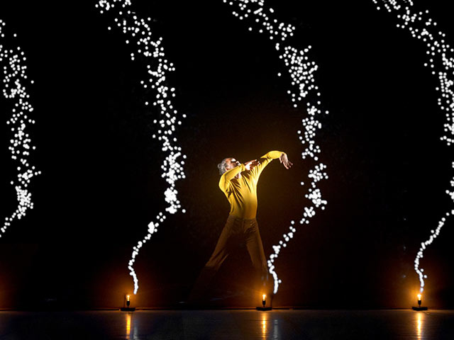 Мурад Мерзуки, руководитель Национального хореографического центра Кретей, поставил спектакль "Пиксель" в виртуальном пространстве