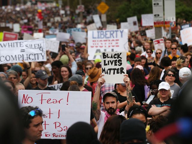 Десятки тысяч человек протестовали в Бостоне против проведения митинга ультраправых  