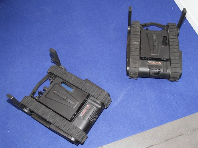 Мини-робот на гусеничном шасси Dogo был показан израильской компанией General Robotics Ltd. Любопытно, что помимо наблюдения, он может также оказывать силовое воздействие, для чего в корпус аппарата интегрируется пистолет Glock 26 калибра 9 мм. Ришон ле-Ц