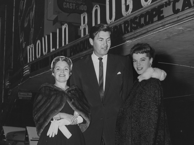 1955. С матерью, Магдой Шнайдер, и актером Фессом Паркером