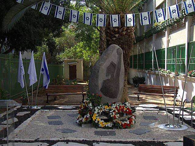 Памятник Александру Печерскому в Тель-Авиве, в комплексе соцжилья Амигур