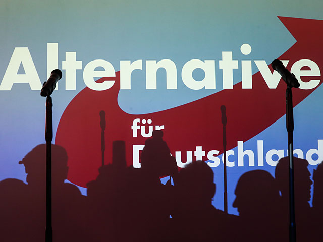 На третье место впервые вышла ультраправая партия "Альтернатива для Германии", набравшая 13,5 процента голосов