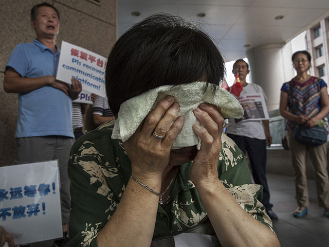 Родственники пассажиров рейса MH370 в Пекине, Китай. Август 2015 года     
