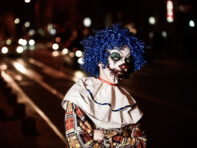 Полиция: подростки в масках клоунов пугают прохожих по всей стране