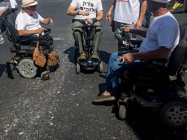 Полиция задержала трех активистов движения за права инвалидов, перекрывавших шоссе  