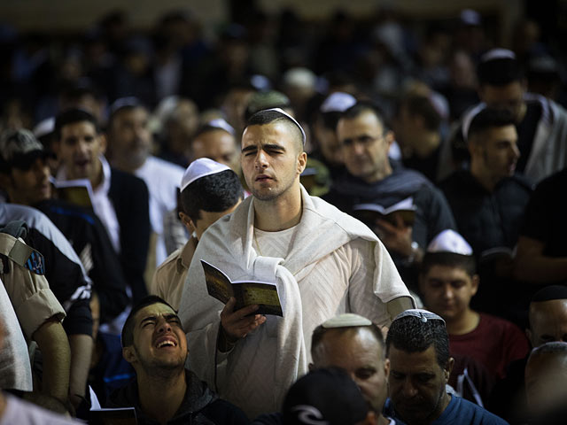 Тысячи евреев прочитали покаянные молитвы у Стены плача
