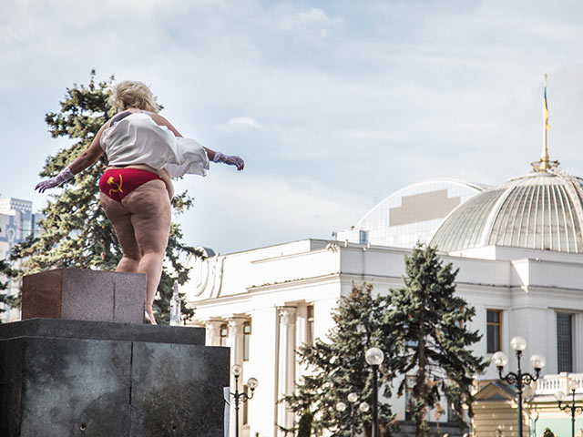 "Мэрилин Монро" из FEMEN поздравила диктатора Путина с юбилеем  