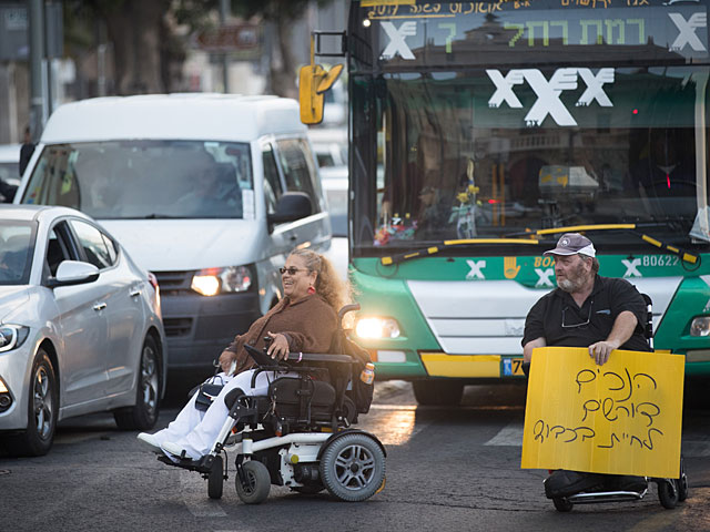 Инвалиды блокировали движение транспорта около резиденции Нетаниягу  