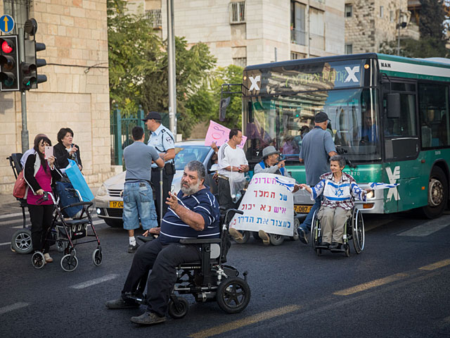 Инвалиды блокировали движение транспорта около резиденции Нетаниягу  