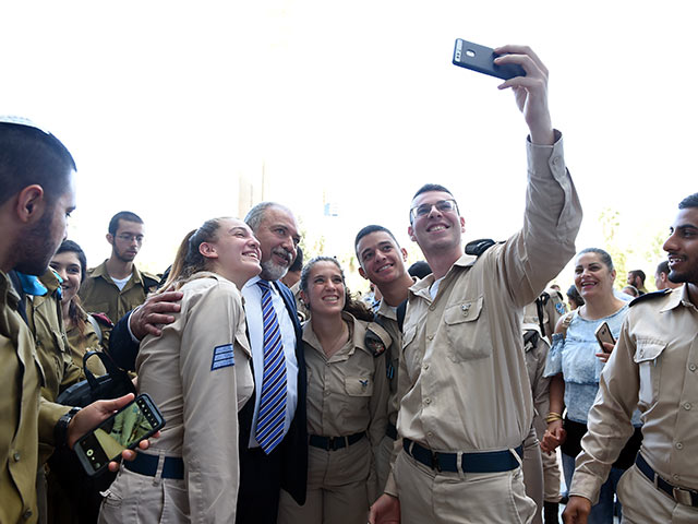 Авигдор Либерман встретился с военнослужащими, посетившими сукку, которая установлена на территории комплекса "Кирия"