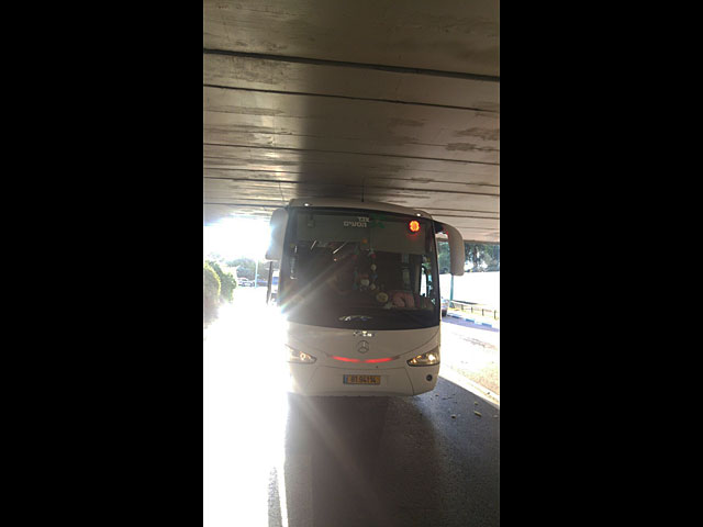 В Тель-Авиве застрял под мостом автобус   