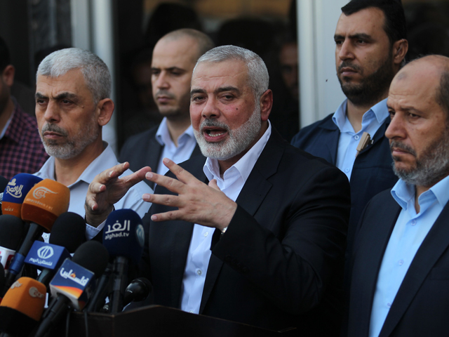 Глава политбюро ХАМАС Исмаил Ханийя (в центре)