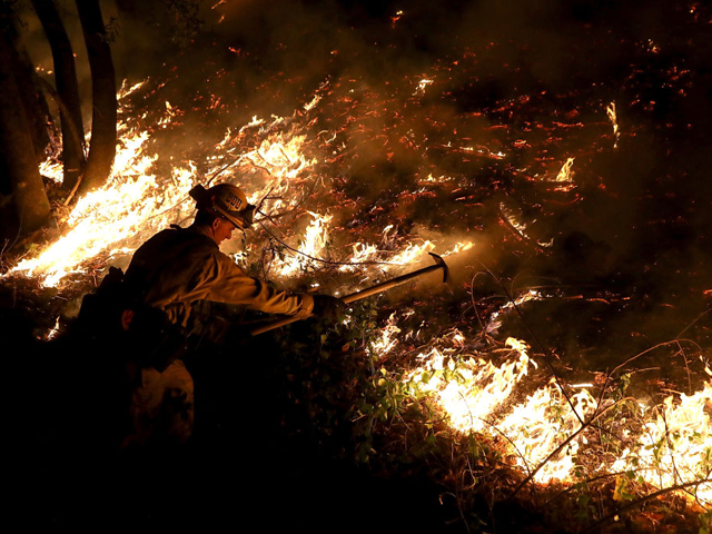 Тушение лесного пожара в северной Калифорнии. 12 октября 2017 года