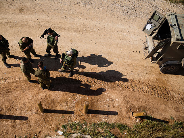 Беспорядки на границе Газы; арабы швыряют камни и жгут покрышки