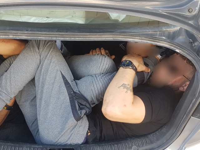 Сотрудники МАГАВ остановили машину, в багажнике которой прятались трое арабов