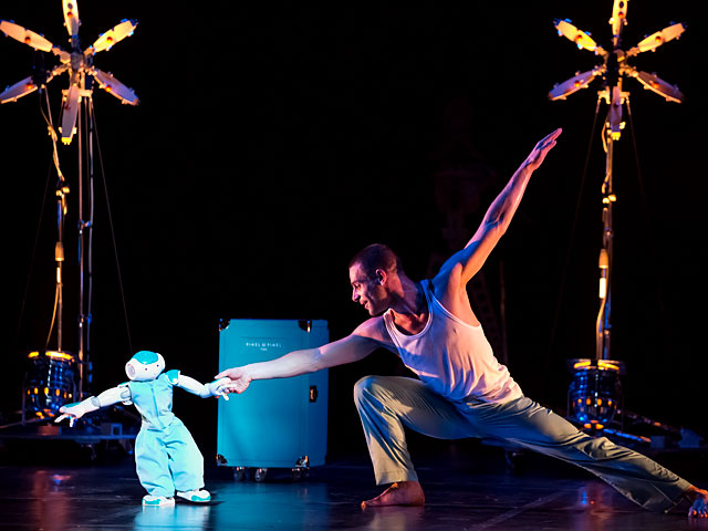 Любимый хореограф Альмодовара привозит в Израиль шоу "Робот"    