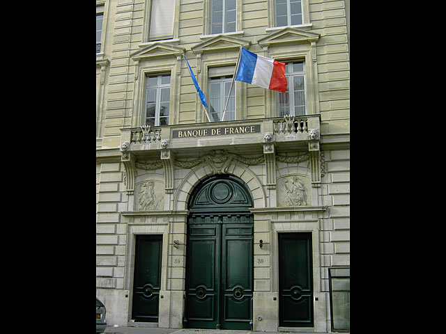 Центробанк Франции подает в суд на акциониста Павленского, обвиняемого в поджоге    