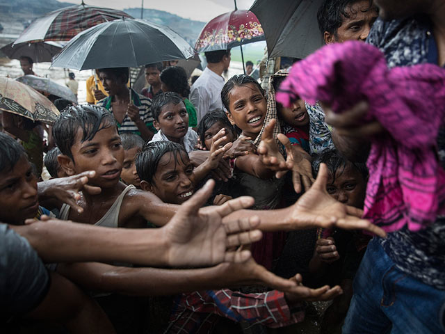 Представители рохинджа во время раздачи гуманитарной помощи в Бангладеш. Октябрь 2017 года
