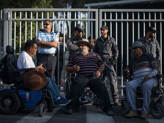 На въезде в Иерусалим проходит акция протеста инвалидов  