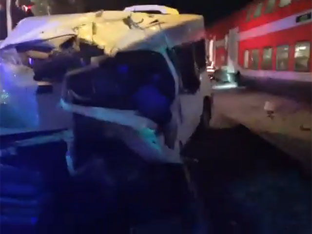 В Лоде поезд врезался в застрявший на путях автомобиль: есть пострадавшие  