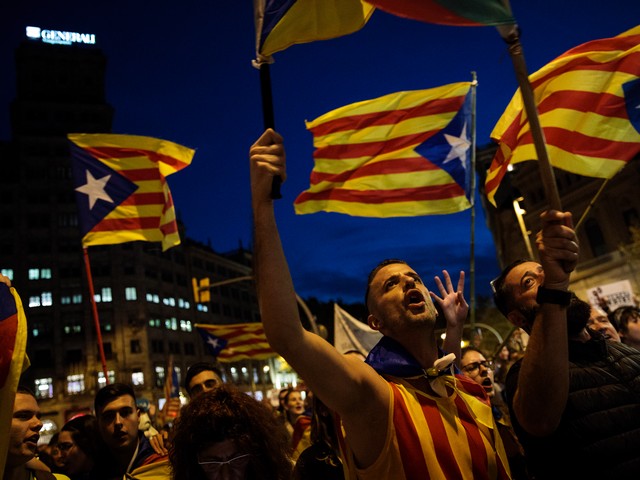 В центре Барселоны состоялась акция в поддержку независимости Каталонии. 21 октября 2017 г. 