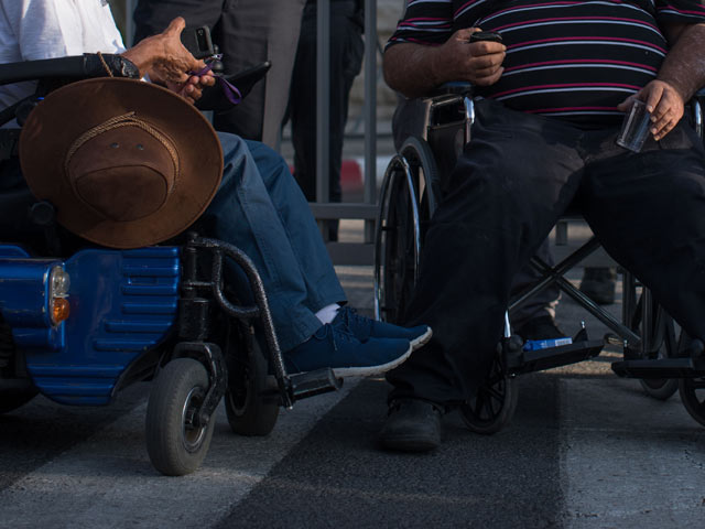 Борцы за права инвалидов поставили протестную палатку возле Кнессета  