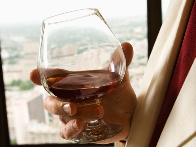 Министерство экономики обнаружило метанол в алкогольных напитках Brandy Kremlin Gold и "Спирт питьевой"