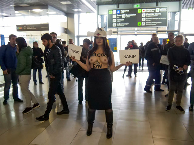 Акция FEMEN в киевском аэропорту. 24 октября 2017 года