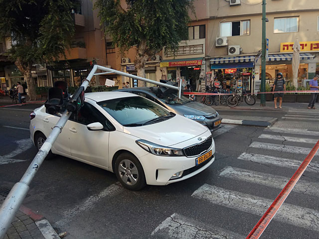 В центре Тель-Авива светофор рухнул на машины  