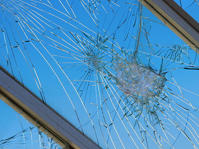 На туристической улице Тель-Авива оконное стекло рухнуло на парковку возле дома  