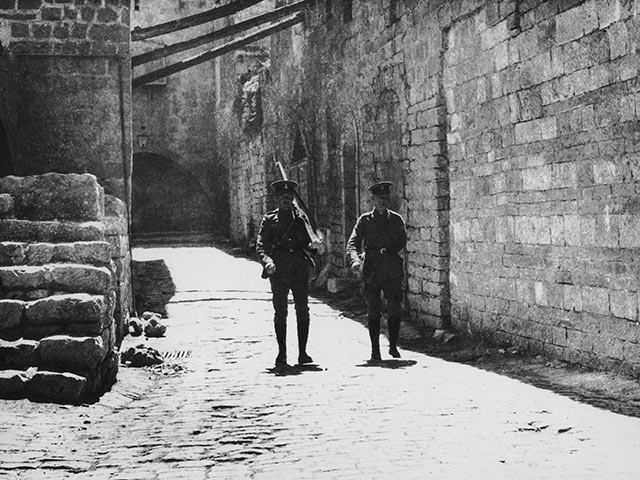 Британские солдаты в Иерусалиме во время визита лорда Бальфура, 2 апреля 1925 года  